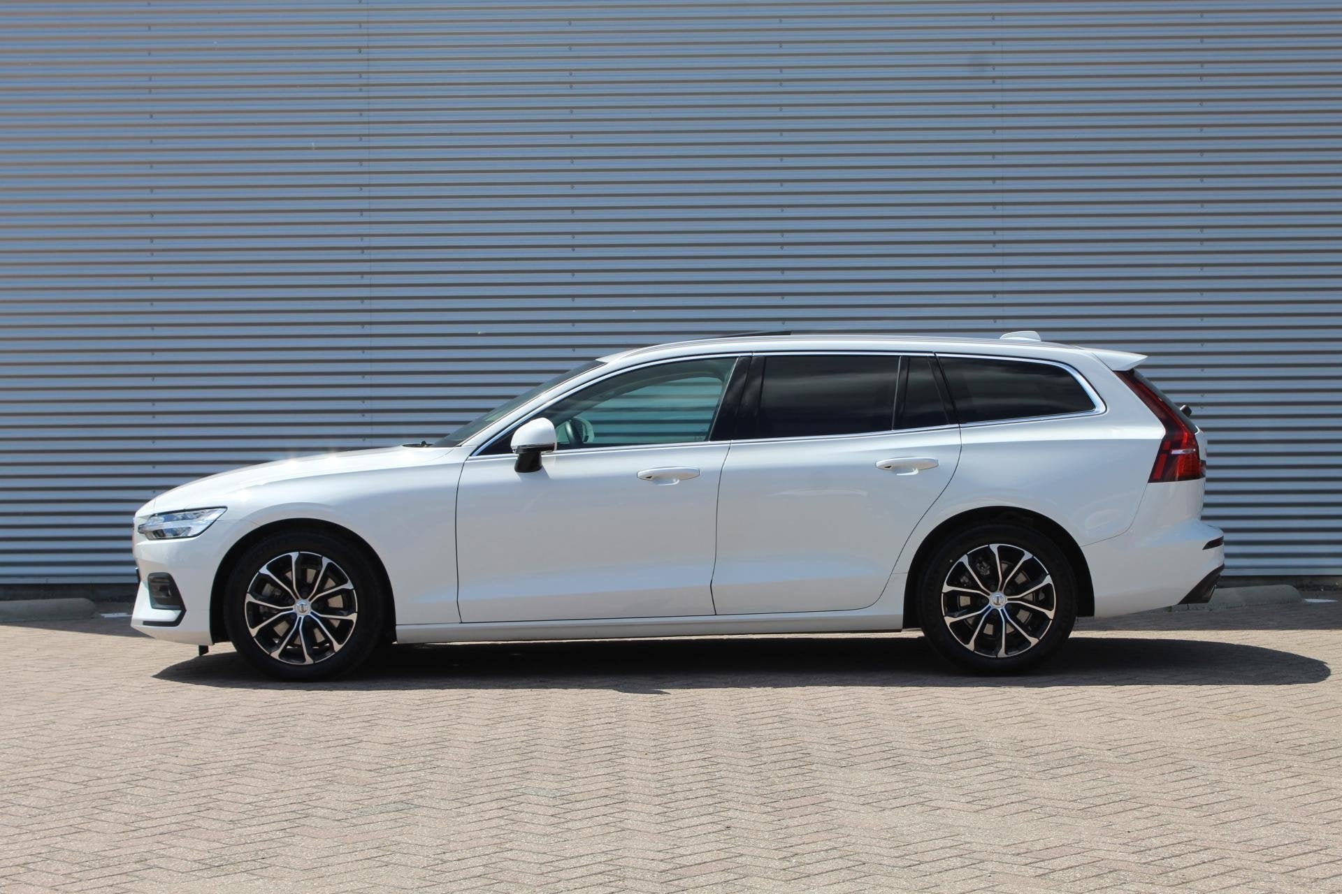 Volvo V60 2.0 B3/Pano/Adapt cruise/Bliss/Trekhaak, 15 km/l, 1969 cc, Onderhoudsboekje, 102 €/maand