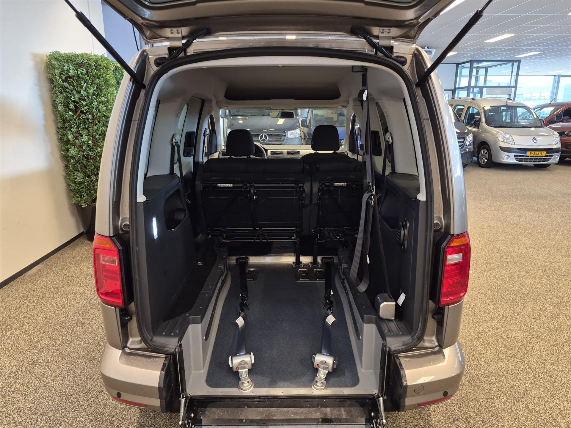 Volkswagen Caddy Rolstoelauto Automaat 3+1 of 5+0, Automaat, 12 maanden, Stof, 131 pk