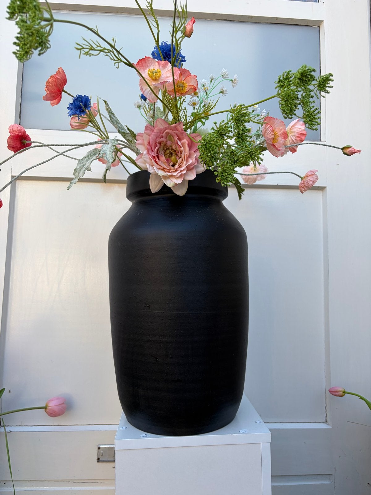 Mooie hoge grote zwarte stenen vaas - 46 cm, Ophalen of Verzenden, Gebruikt, Zwart, Steen/keramiek