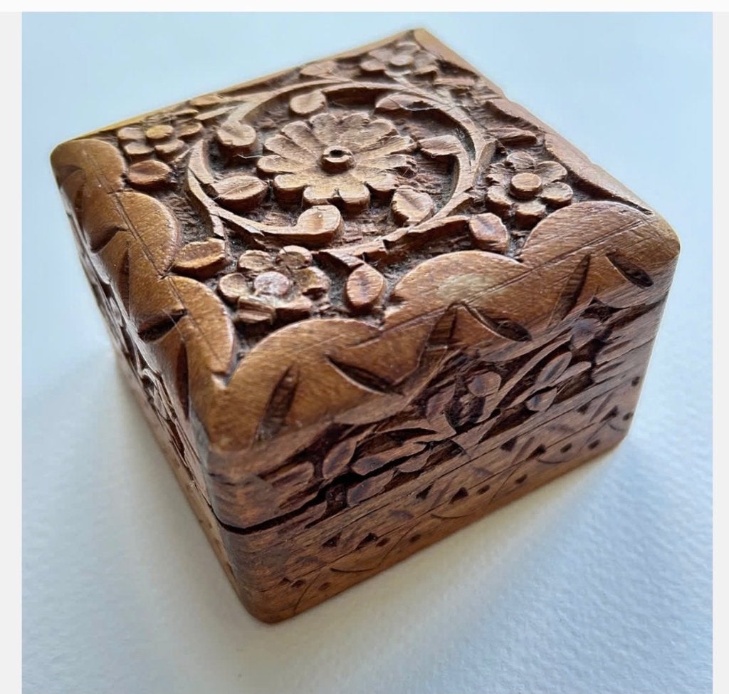 Houten mooi bewerkt sieraden kistje voor bv. ring oorbel, Minder dan 50 cm, Gebruikt, Minder dan 50 cm, Ophalen of Verzenden