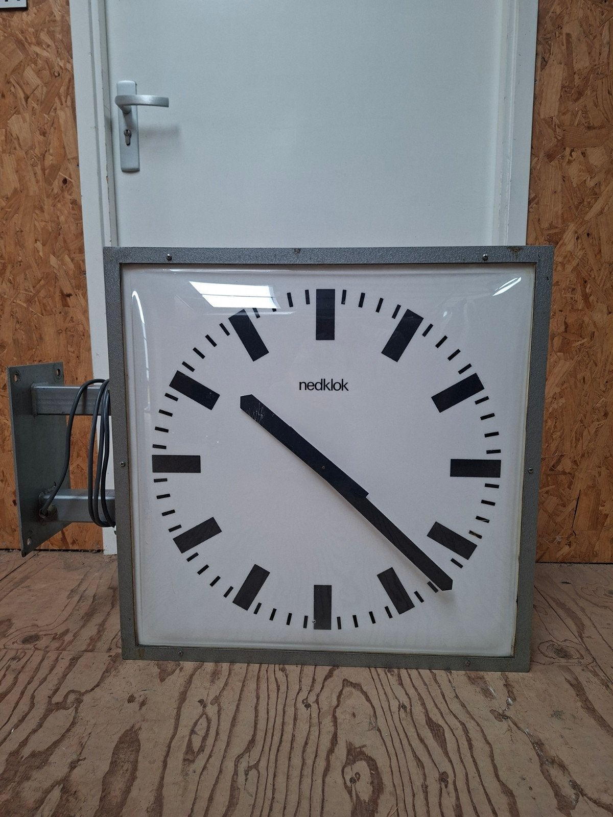 Grote dubbelzijdige Stationsklok (Nedklok), Ophalen