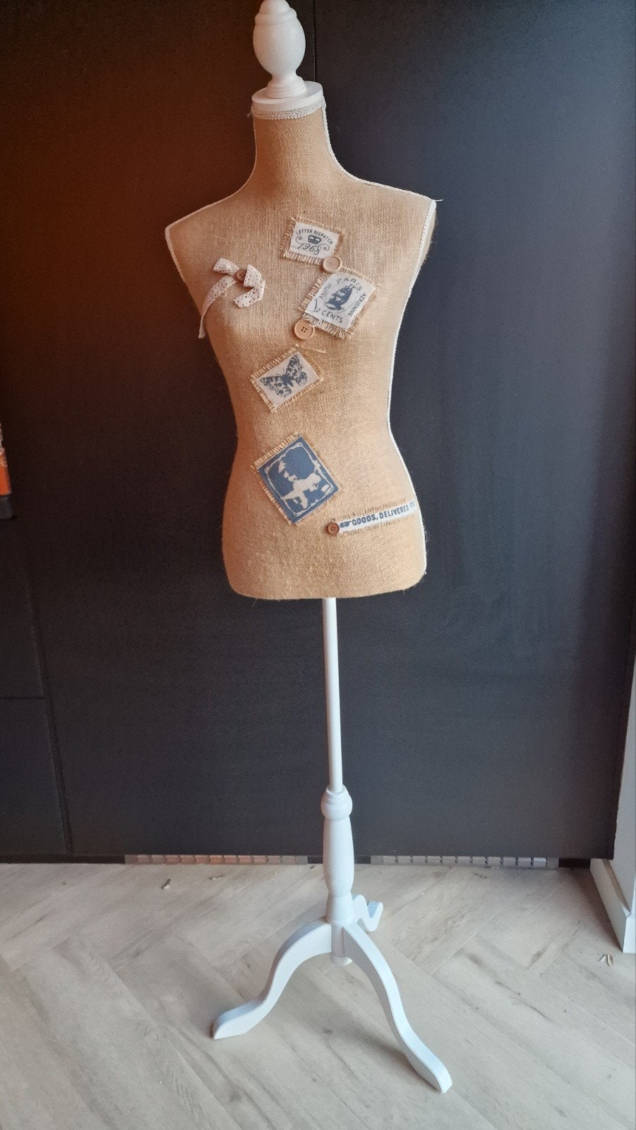 Decoratieve paspop van jute met houten standaard, Ophalen, Beige, Zo goed als nieuw, Vintage