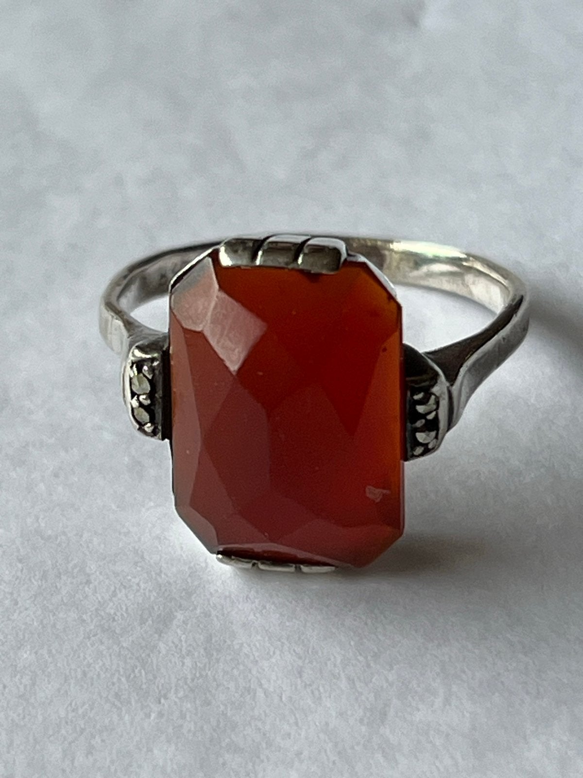 Art Deco Zilveren Ring met Cornalijn en Marcasieten, Sieraden, Tassen en Uiterlijk, Ringen, Verzenden, Zo goed als nieuw, 17 tot 18