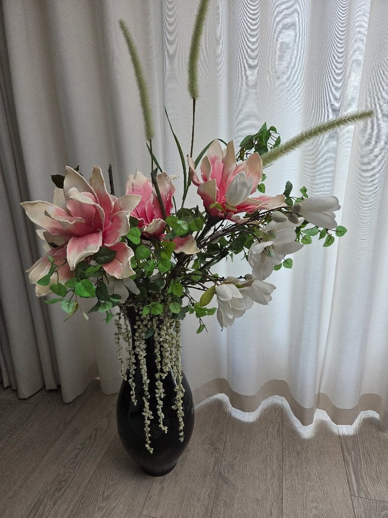 Kunstbloemen inclusief grote zwarte vaas, Huis en Inrichting, Ophalen, Kunstbloem, Zo goed als nieuw, Kunststof
