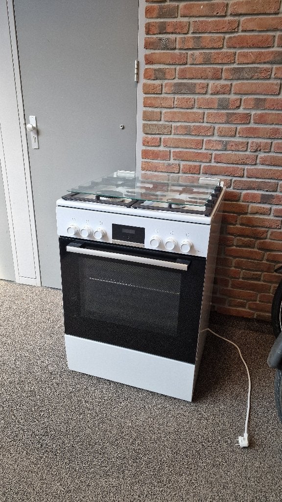 Fornuis met oven. Bosch HXN390120N, Witgoed en Apparatuur, Fornuizen, Ophalen, Gebruikt, 4 kookzones, Gas