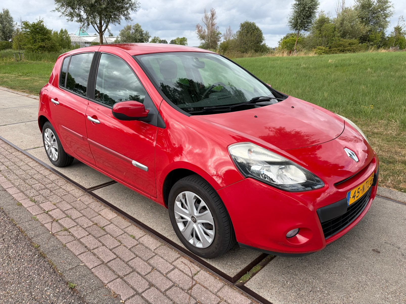 Renault Clio 1.2 16V 55KW 5-DRS E4 2010 Rood, Auto's, Voorwielaandrijving, Stof, 74 pk, Zwart