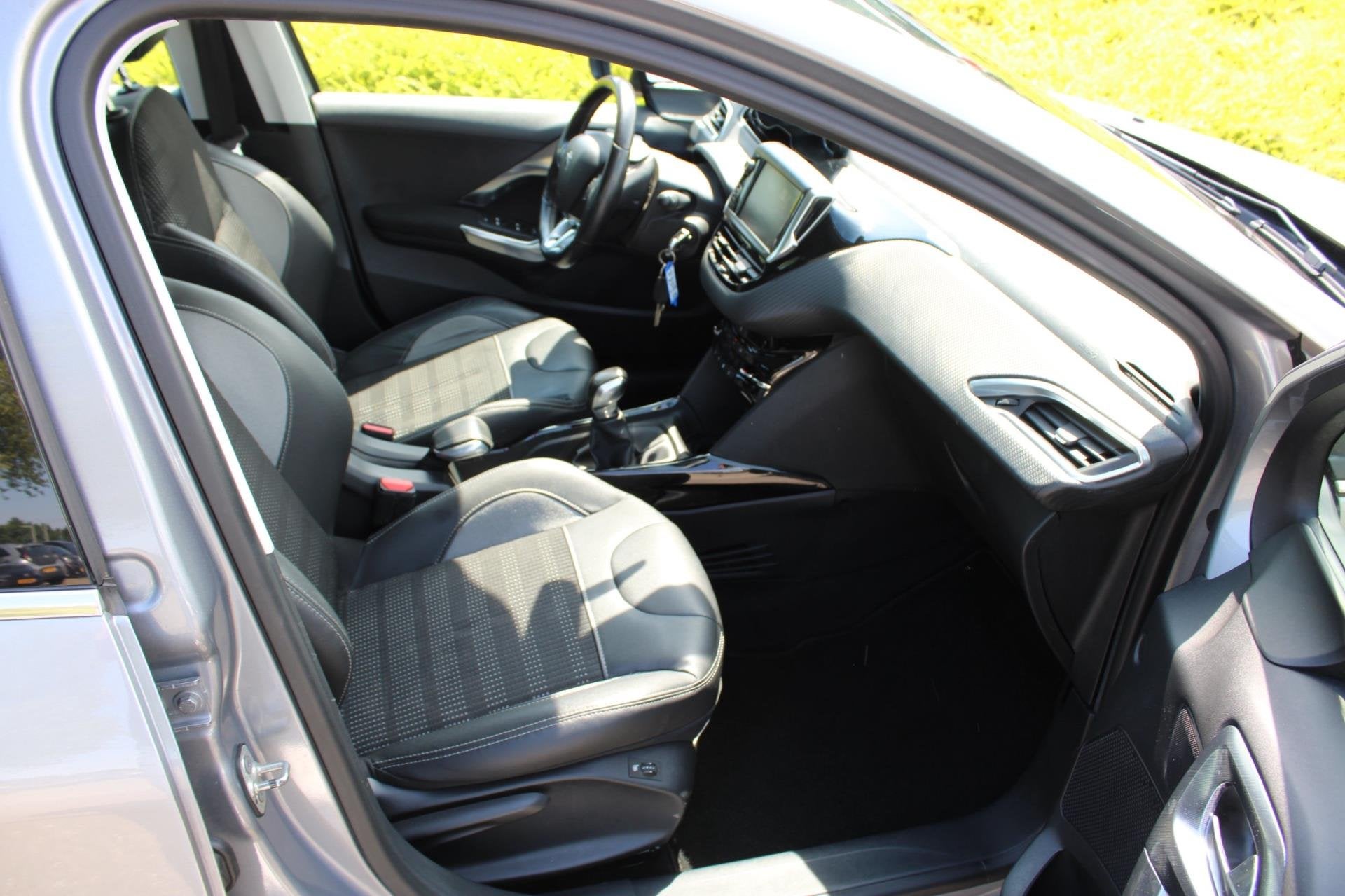 Peugeot 2008 1.2 PureTech ALLURE PACK PREMIUM PLUS|CLIMA AIR, Voorwielaandrijving, 1199 cc, Met garantie (alle), 82 pk