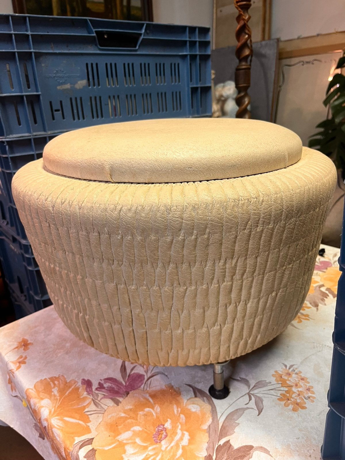 Vintage poef van creme kleurig skai, Huis en Inrichting, Banken | Voetenbanken en Poefen, Ophalen, Gebruikt, Rond, Minder dan 50 cm