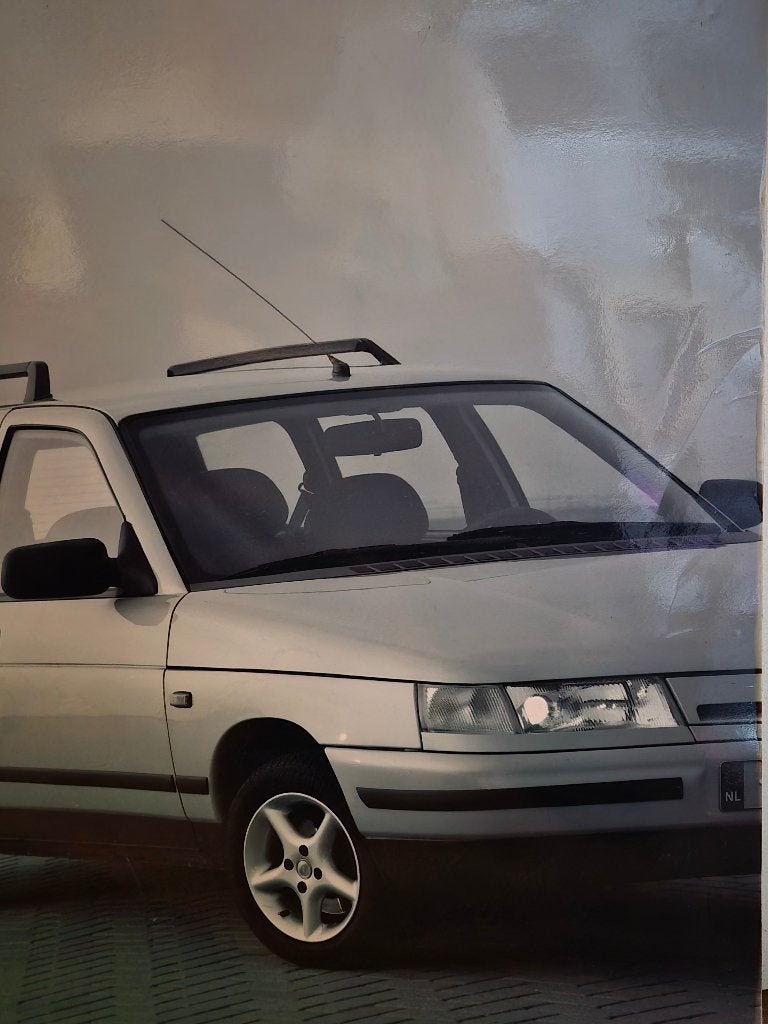 Lada 111 foto  op hard karton was voor showrooms, Verzamelen, Ophalen of Verzenden, A1 t/m A3, Reclame, Rechthoekig Staand