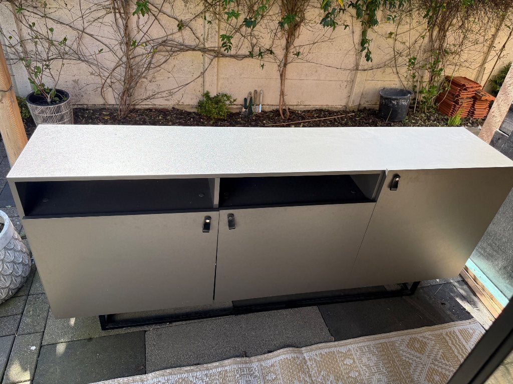 Dressoir grijs, Ophalen, Met deur(en), 150 tot 200 cm, Zo goed als nieuw