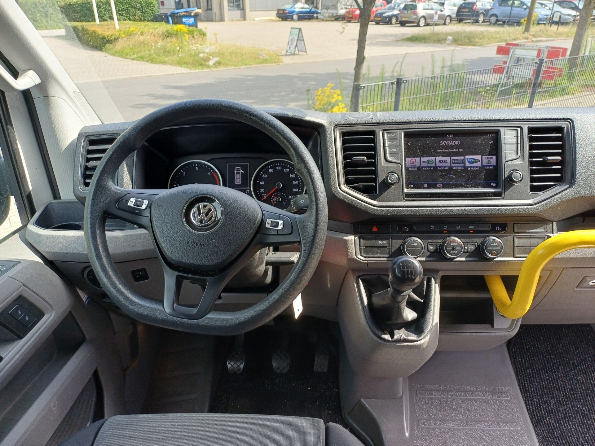 Volkswagen CRAFTER 2.0 TDI 140PK EURO6 ROLSTOELBUS/LIFT/9PER, Gebruikt, 241 €/maand, Wit, 14 km/l
