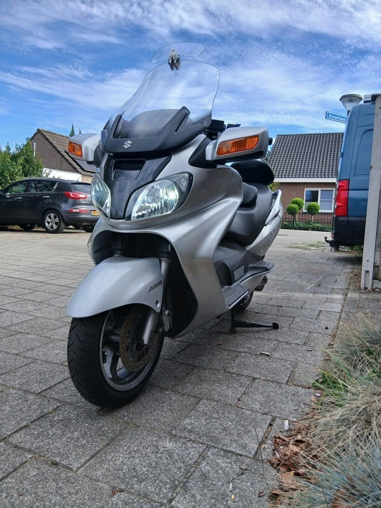 Foto 3 van Suzuki Burgman AN 650 Executive motorscooter uit 2004
