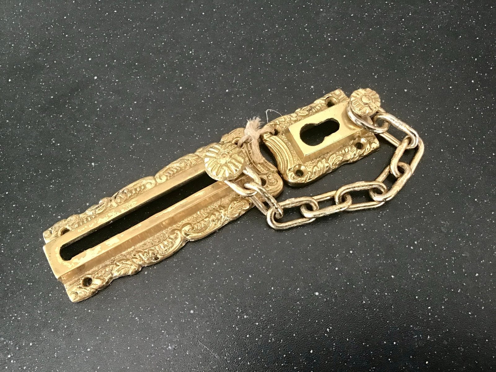 Vintage deurschuif met ketting kettingslot messing, Ophalen of Verzenden, Gebruikt, Koper of Messing, Schuif of Grendel