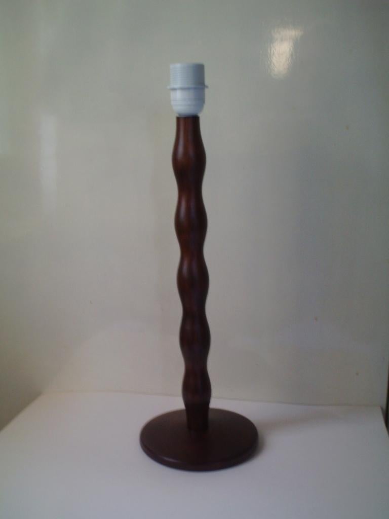 Tafellamp HELSINKI - noten gelakt. Nieuw !!, Ophalen of Verzenden, Nieuw, Hout, Minder dan 50 cm