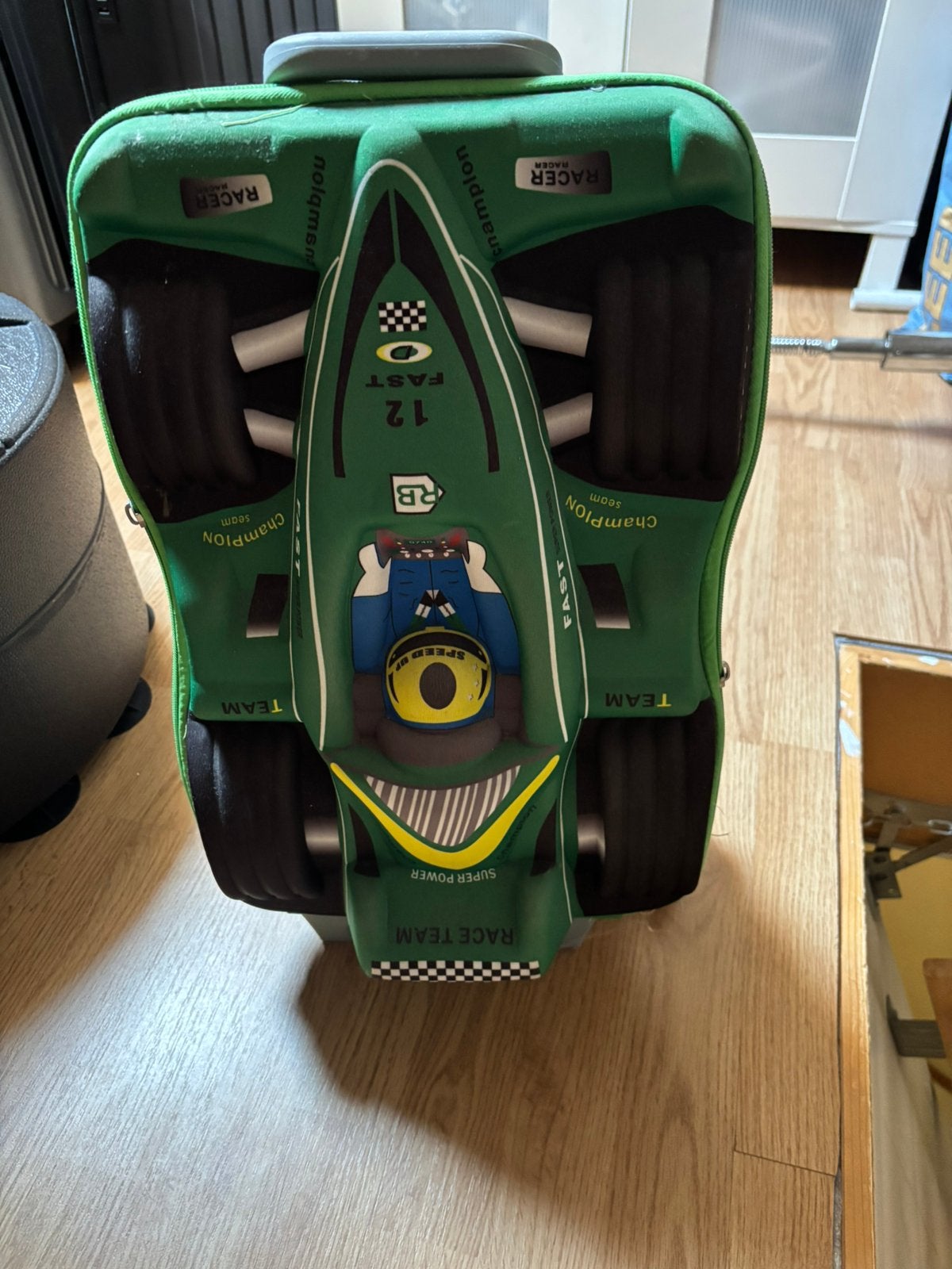 kinderkoffer met 3D-raceautodesign, Ophalen