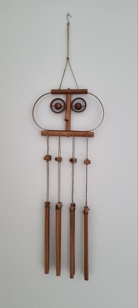 Retro bamboe windgong of raamhanger in de vorm van een uil., Ophalen