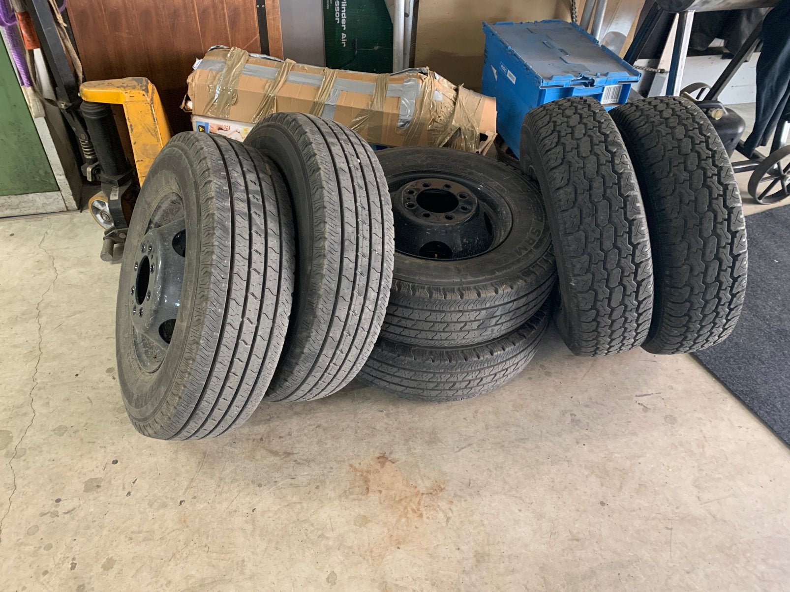 Wielen banden 8x165.1 Dodge Chevrolet Ford 16.5 inch dually, Auto-onderdelen, Ophalen, 16 inch, All Season, Band(en)