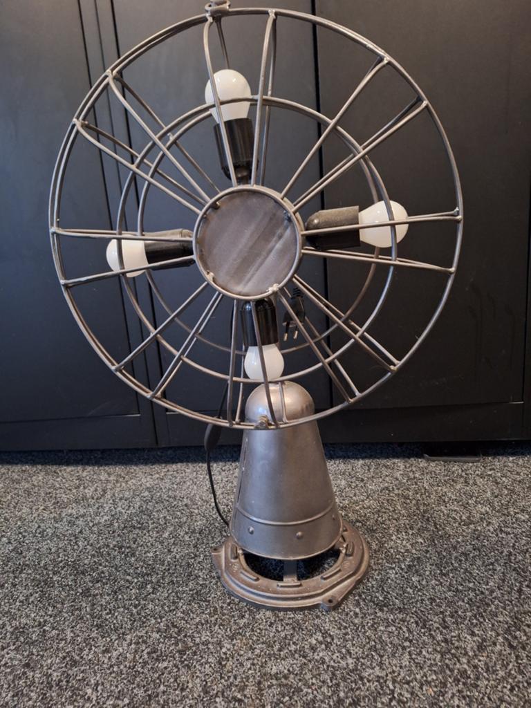 Robuuste metalen lamp zgan, Ophalen