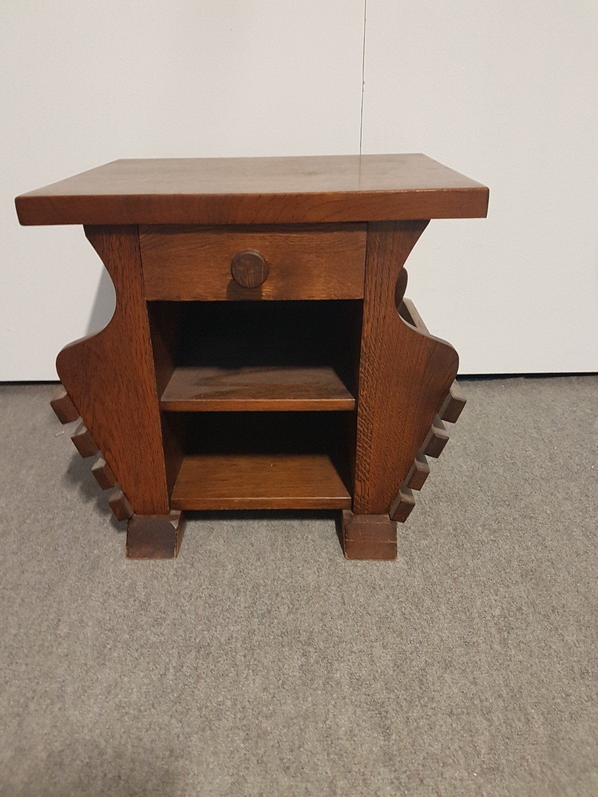 Vintage houten bijzettafel met lade en tijdschriftenrek, Minder dan 55 cm, Gebruikt, Vintage/retro, Rechthoekig