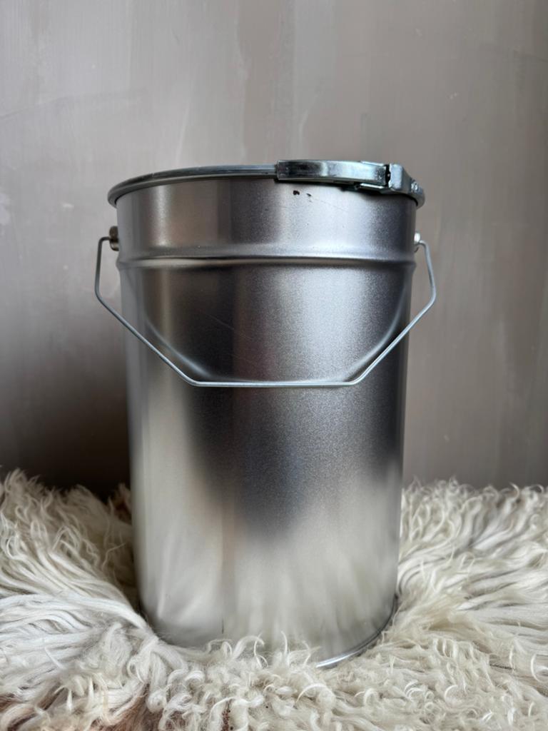 Metalen verfblikken leeg emmertjes, Ophalen