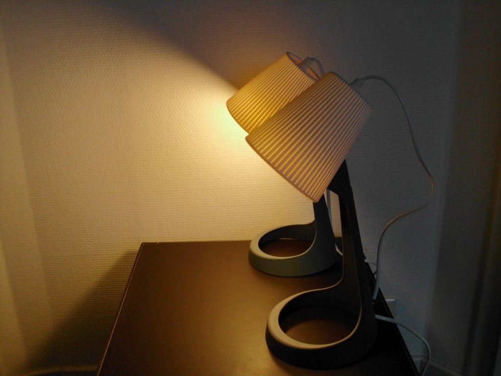 2 x IKEA SVALLET staande tafellampen, Ophalen, Kunststof, Gebruikt, Inclusief lichtbron