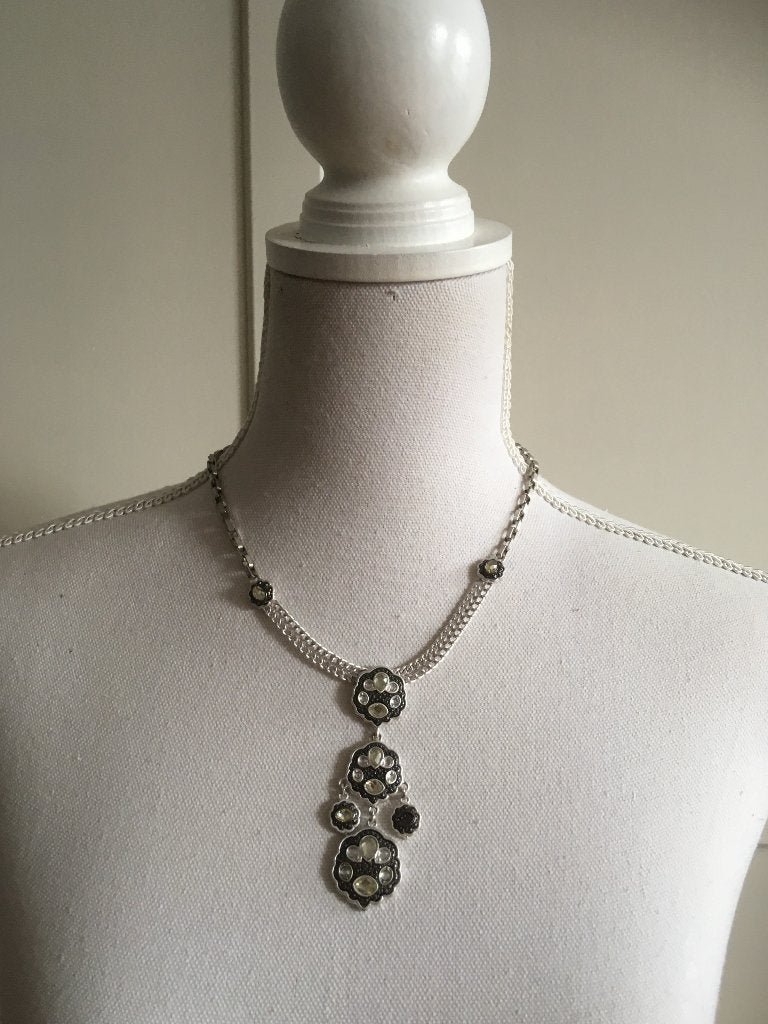 Jessica Simpson strass hanger aan zilverkleurige ketting, Overige materialen, Nieuw, Ophalen of Verzenden, Verstelbaar