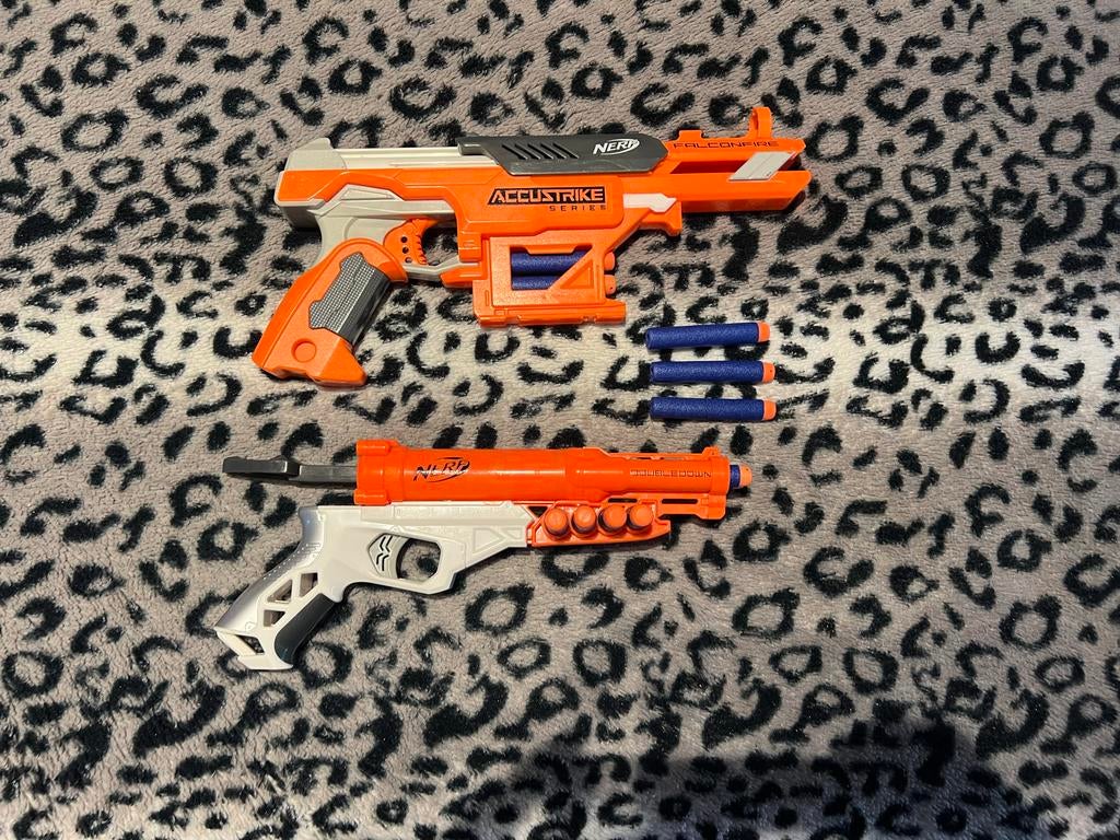 Twee Nerf handguns met pijltjes - Accustrike en Doubledown, Ophalen of Verzenden, Gebruikt, Jongen of Meisje