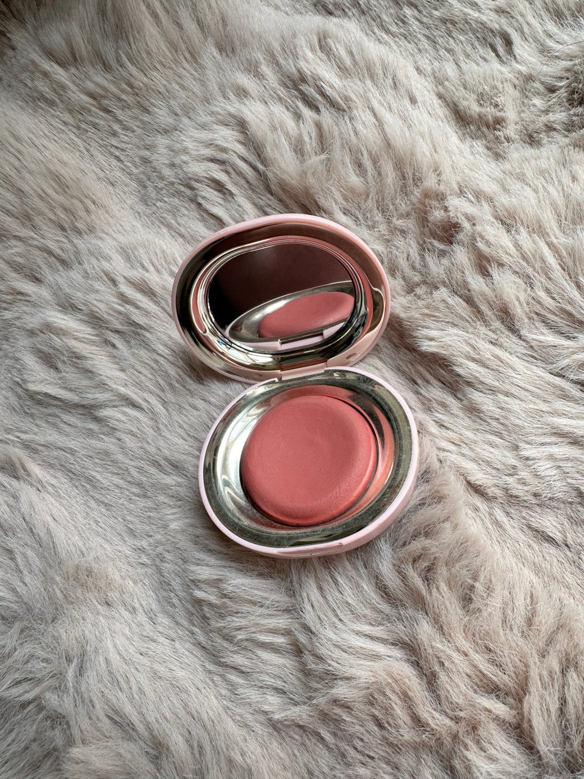 Rare Beauty cream blush kleur Nearly Mauve, Sieraden, Tassen en Uiterlijk, Ophalen of Verzenden, Zo goed als nieuw, Roze, Wangen