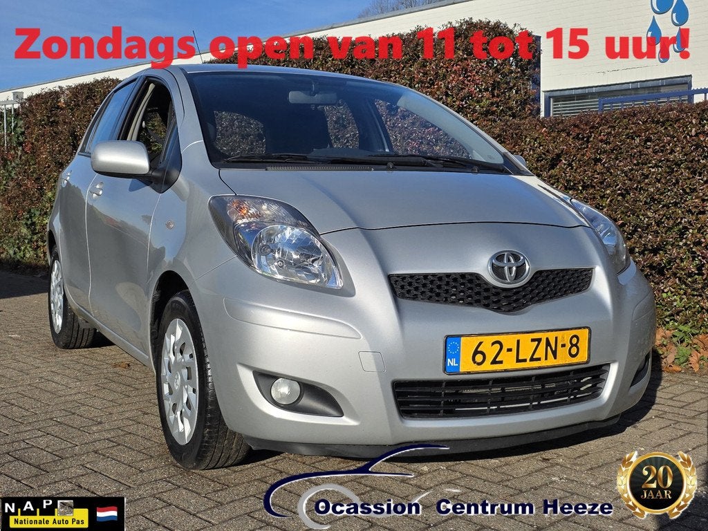 Toyota Yaris 1.3 VVTi AUT, Trekhaak! Dealer ond! Apk 1-2027!, Auto's, Euro 5, 750 kg, 4 cilinders, Bedrijf