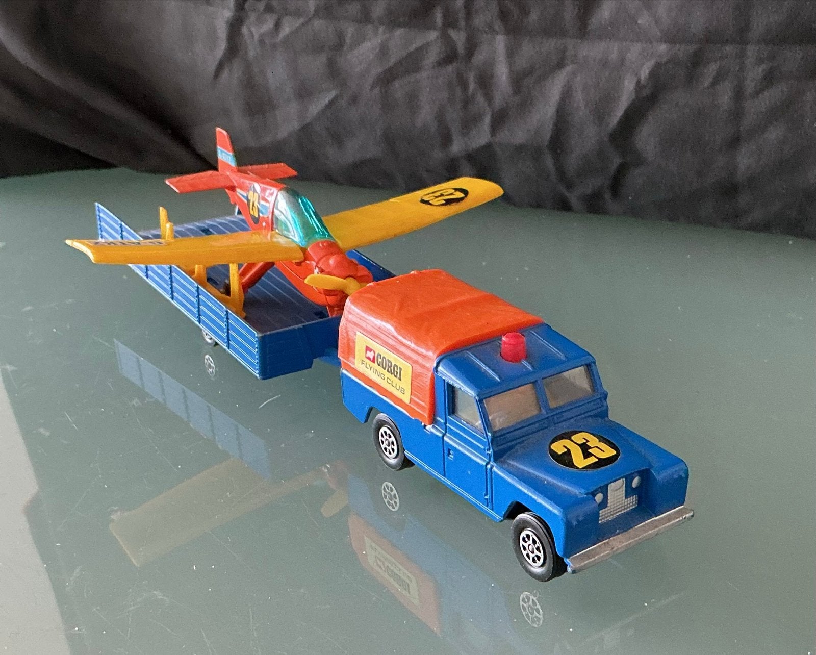 Corgi Toys Land Rover 109 met vliegtuig en aanhanger, Hobby en Vrije tijd, Modelauto's | 1:43, Ophalen of Verzenden, Gebruikt