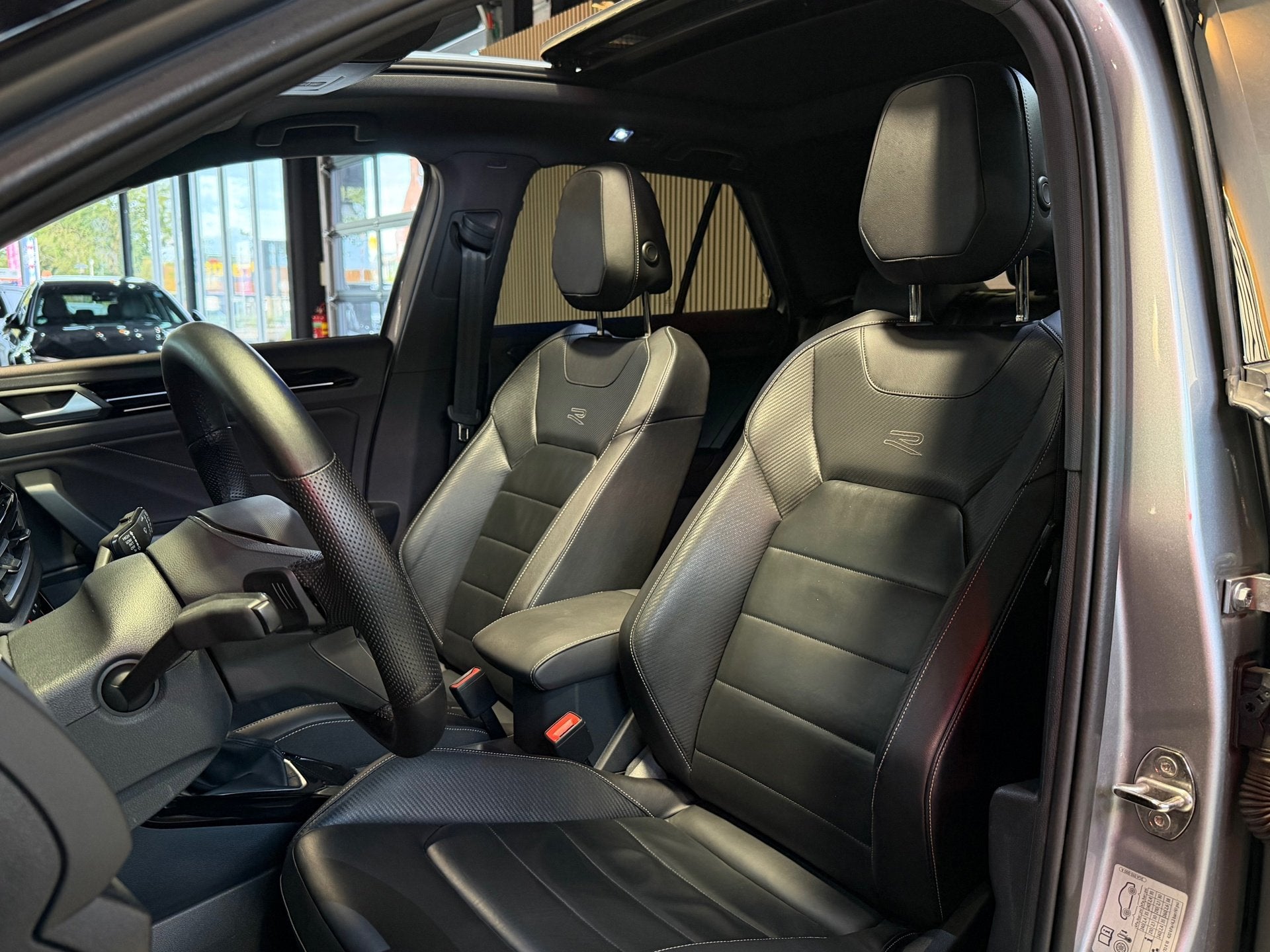 Volkswagen T-Roc 1.5 TSI R-Line Pano|Leder|Beats|Keyl|Led|IQ, Dealer onderhouden, 1258 kg, 4 cilinders, 150 pk