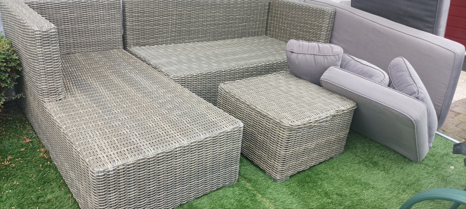 Foto 4 van Grijze wicker loungeset met hocker en gratis kussens