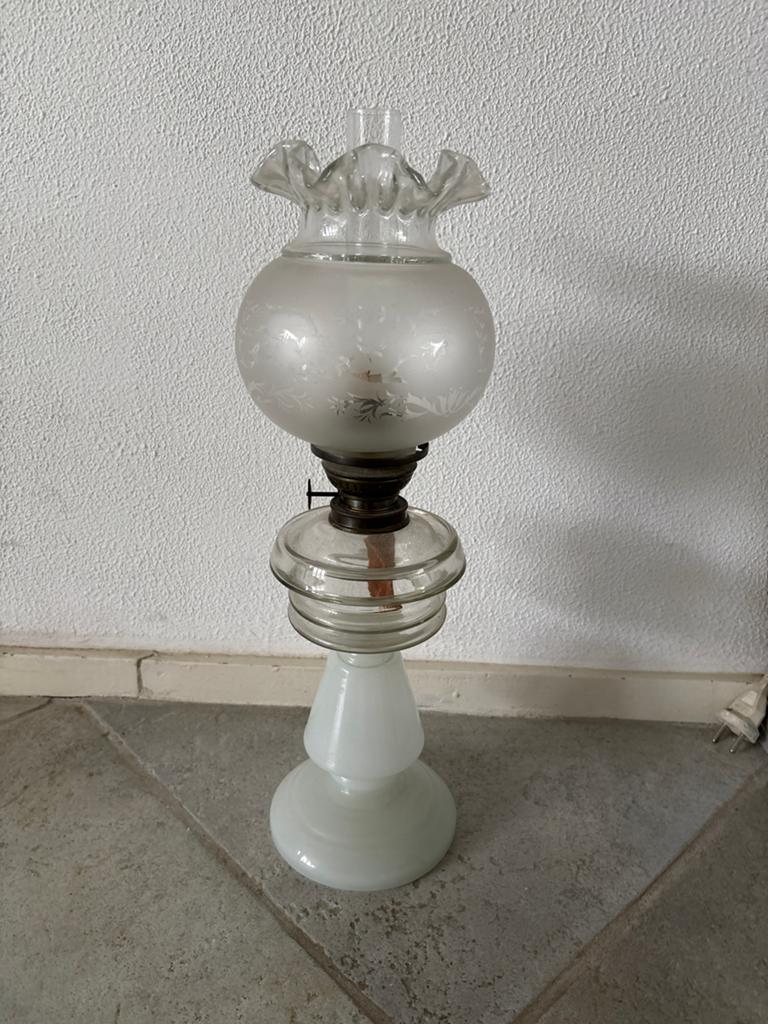 Antieke olielamp met opaline voet en glazen kap, Antiek en Kunst, Ophalen