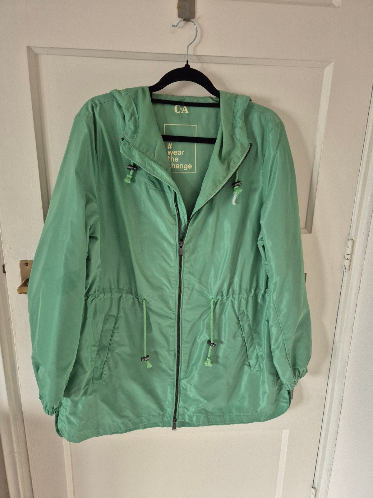 regenjasje leuke kleur CenA maat 44/46, Kleding | Dames, Ophalen, Zo goed als nieuw, Jas of Mantel