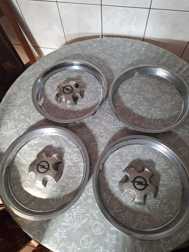 Opel commodore  4 velgsierringen met 4 naafkapjes, Ophalen of Verzenden, Voor, Opel, Motorkap