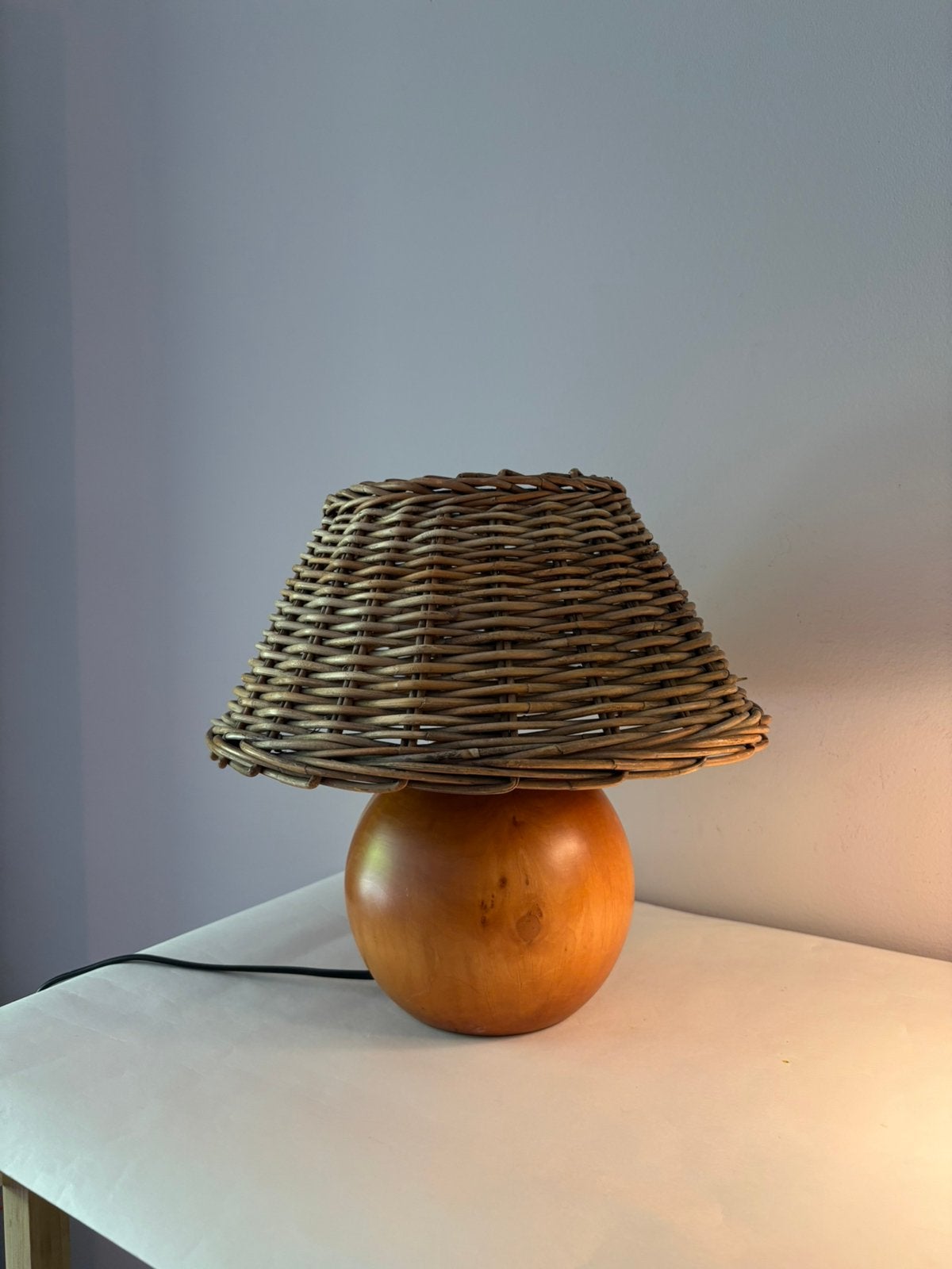 Vintage houten bollamp tafellamp met rieten kap, Verzenden