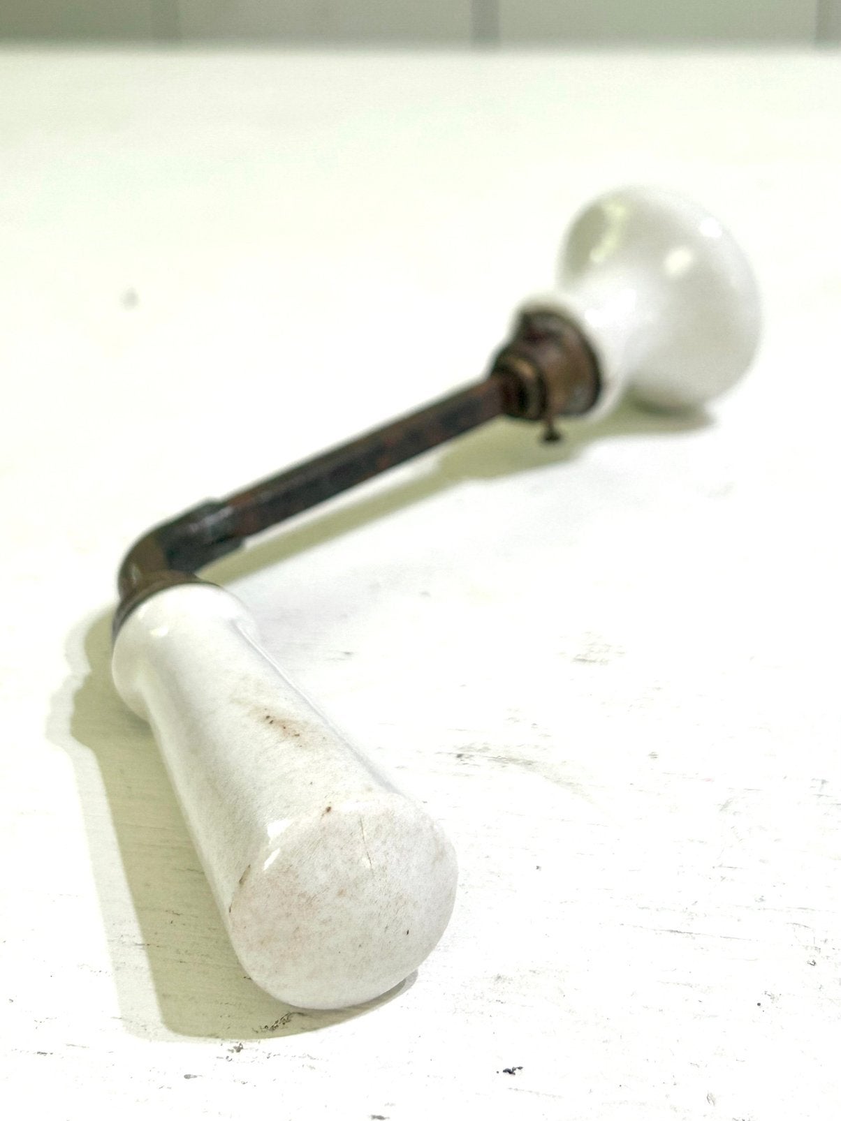 Vintage porseleinen deurklink met knop | ijzer + porselein, Verzenden, Gebruikt, Overige materialen, Klink of Kruk