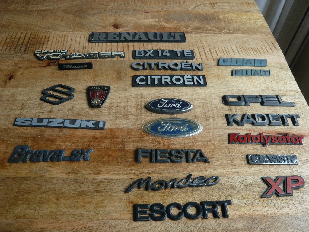 22 kunststof emblemen van automerken, Verzamelen, Automerken, Motoren en Formule 1, Ophalen of Verzenden, Gebruikt, Auto's