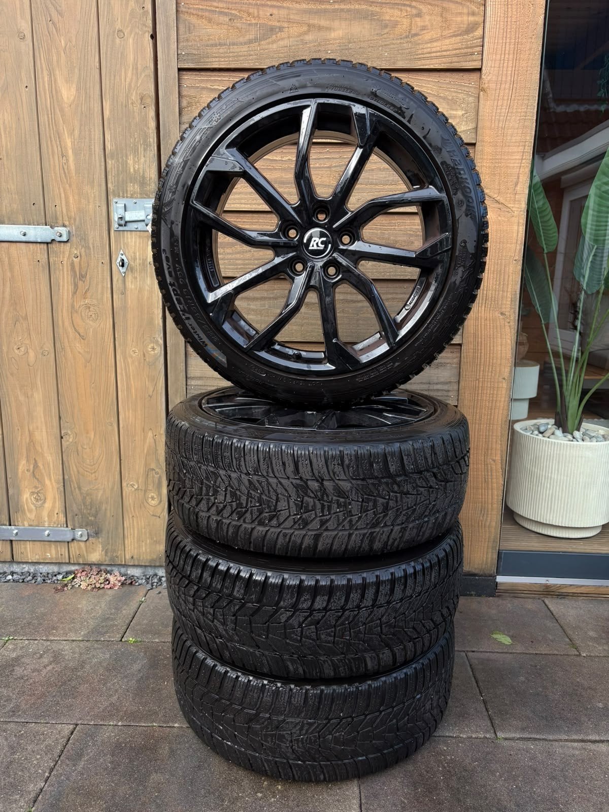 Hankook winterbanden 225/45R18 95V + Velgen set RC34 Zwart, Ophalen, 18 inch, Gebruikt, Banden en Velgen