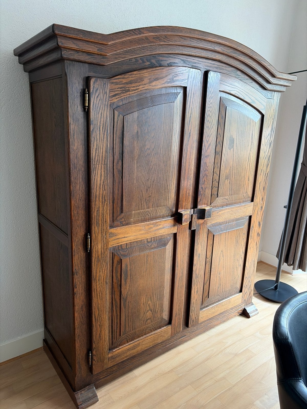 Robuuste eiken houten kast - servieskast, Ophalen