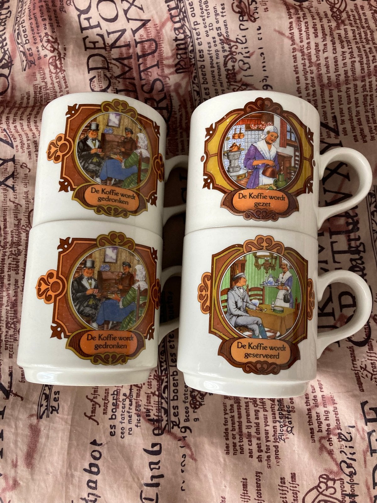 Te koop 4 Douwe Egberts Mokken., Ophalen, Porselein, Overige stijlen, Kop(pen) en/of Schotel(s)