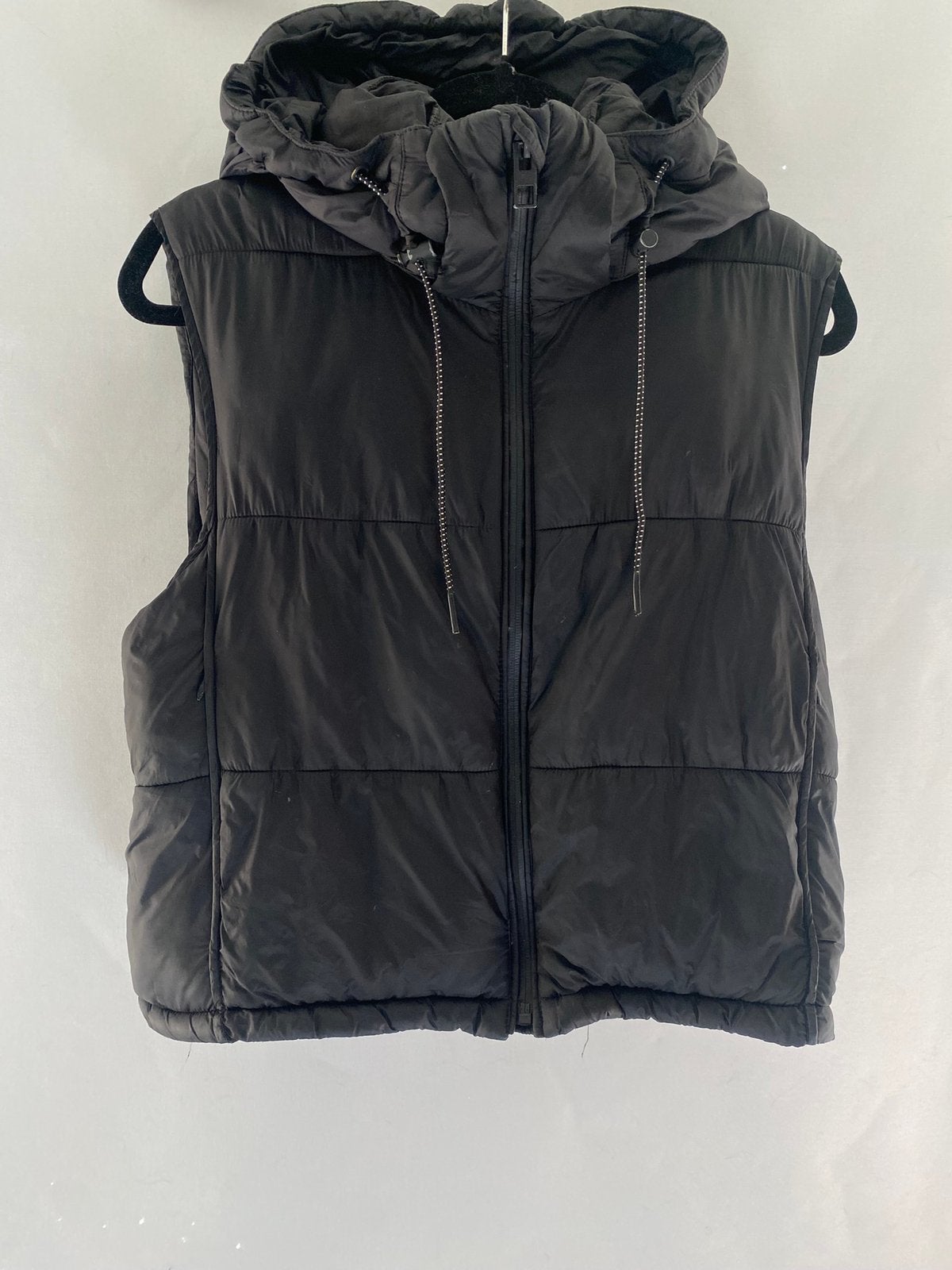 ZARA gewatteerde bodywarmer met capuchon zwart maat M/38, Kleding | Dames, Bodywarmers, Ophalen of Verzenden, Zo goed als nieuw