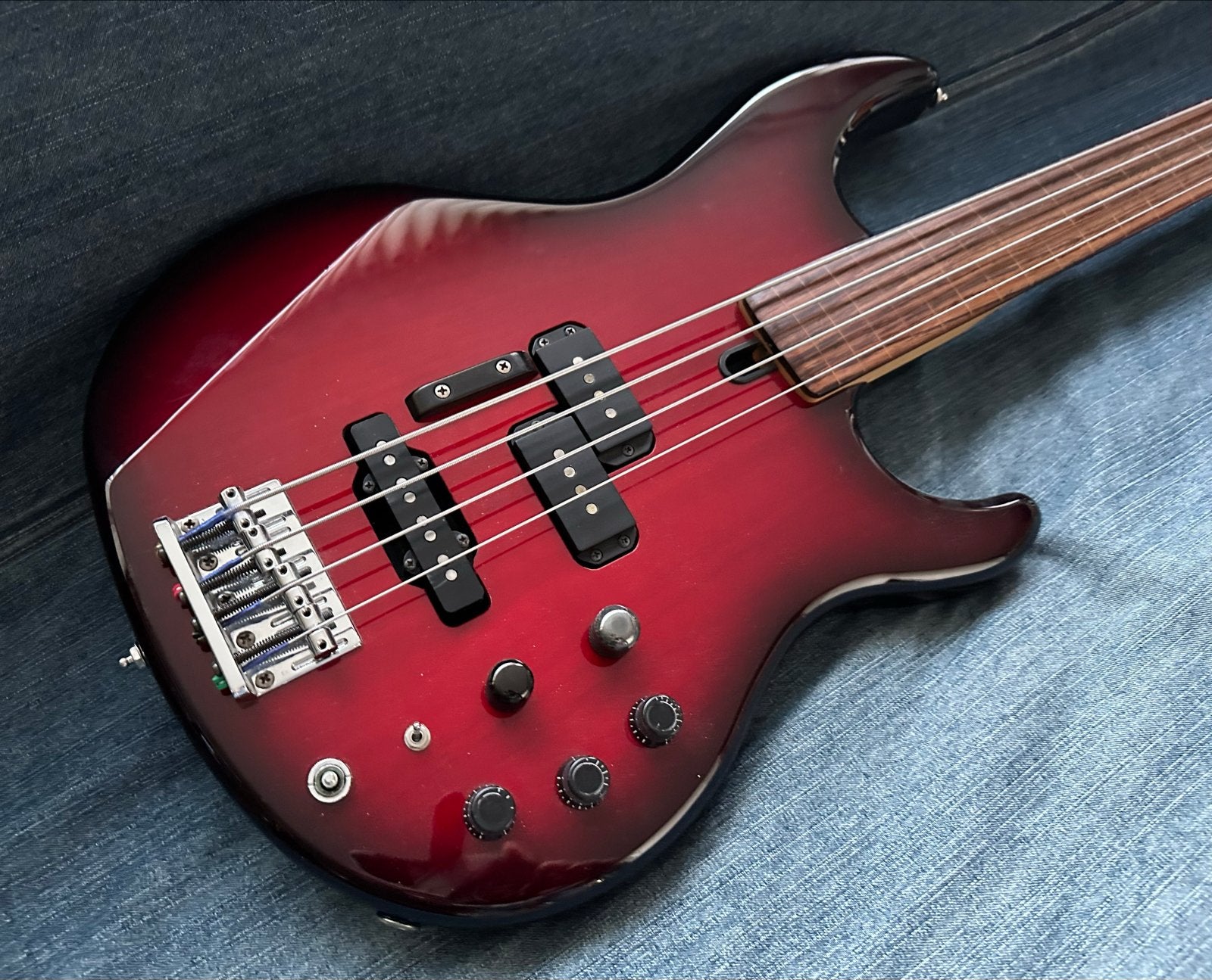 Yamaha BB1100S Fretloze Bas, Muziek en Instrumenten, Snaarinstrumenten | Gitaren | Bas, Ophalen, Zo goed als nieuw, Elektrisch