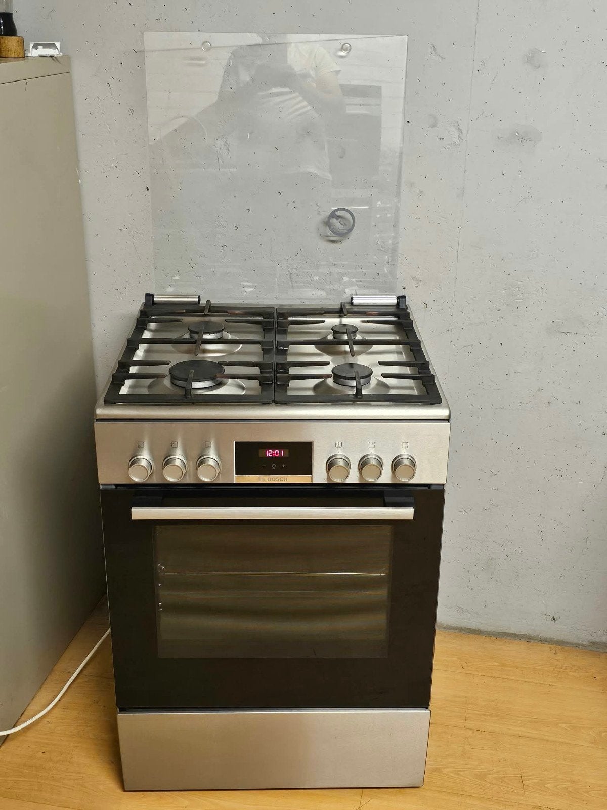 Mooie Bosch 4-pits gasfornuis met hetelucht en grill, Grill, Zo goed als nieuw, Gas, Vrijstaand