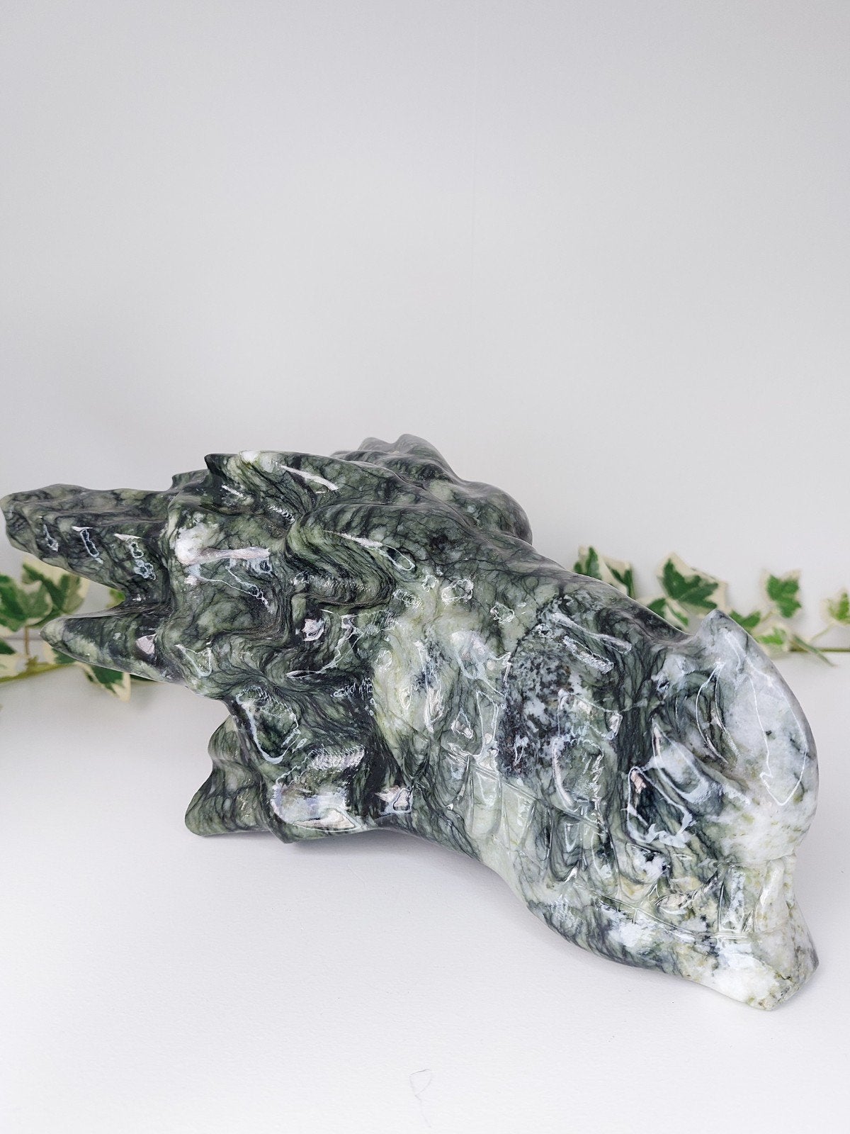 Statement piece 
Nieuwe carving XXL draak van spiderweb jade, Ophalen of Verzenden, Mineraal