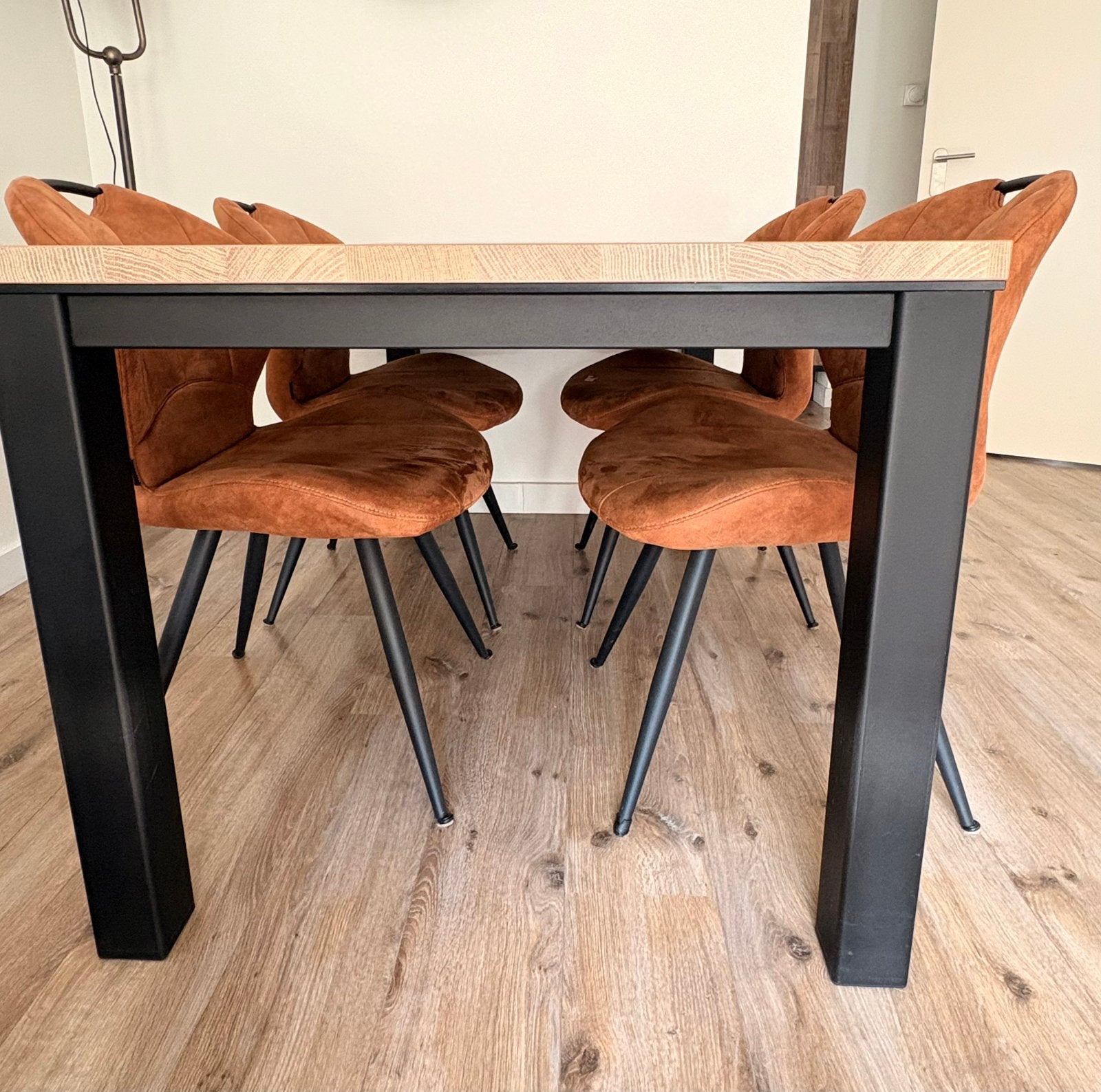 Robuuste eettafel met houtlook blad en zwart metalen poten, Gebruikt, Mangohout, 150 tot 200 cm, Vier personen