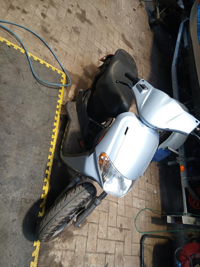 Derbi atlantis frame brom kentken met blok, Fietsen en Brommers, Brommeronderdelen | Scooters, Gebruikt, Overige merken, Overige typen