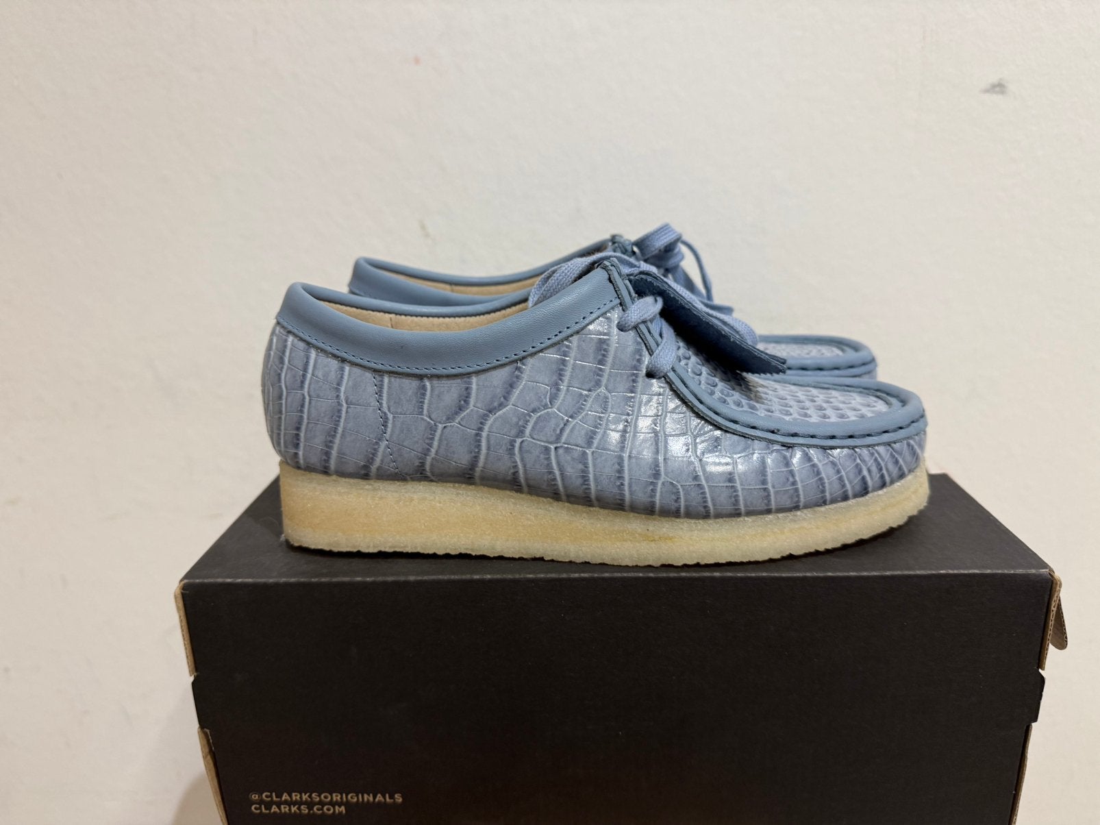Te koop nieuwe Clarks Wallabee Powder Blue Croc, Blauw, Nieuw, Ophalen of Verzenden, Sneakers of Gympen