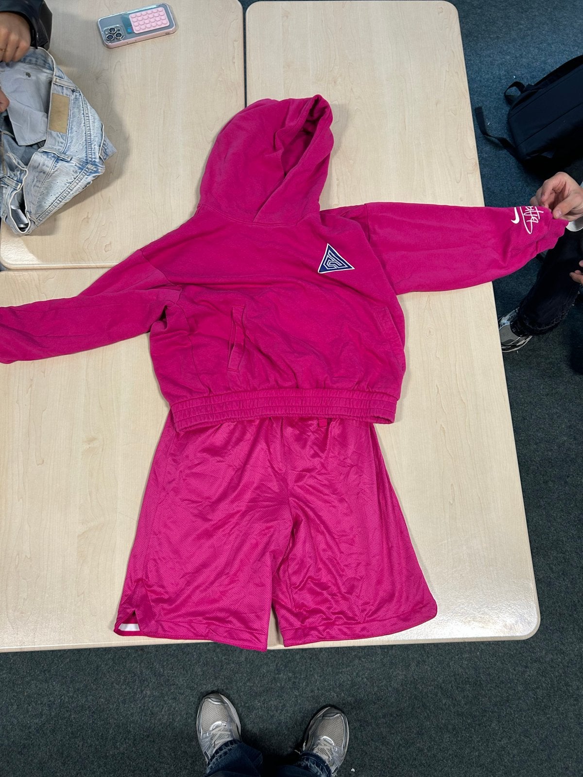 Felroze hoodie en short set - Comfortabele vrijetijdskleding, Ophalen, Gedragen