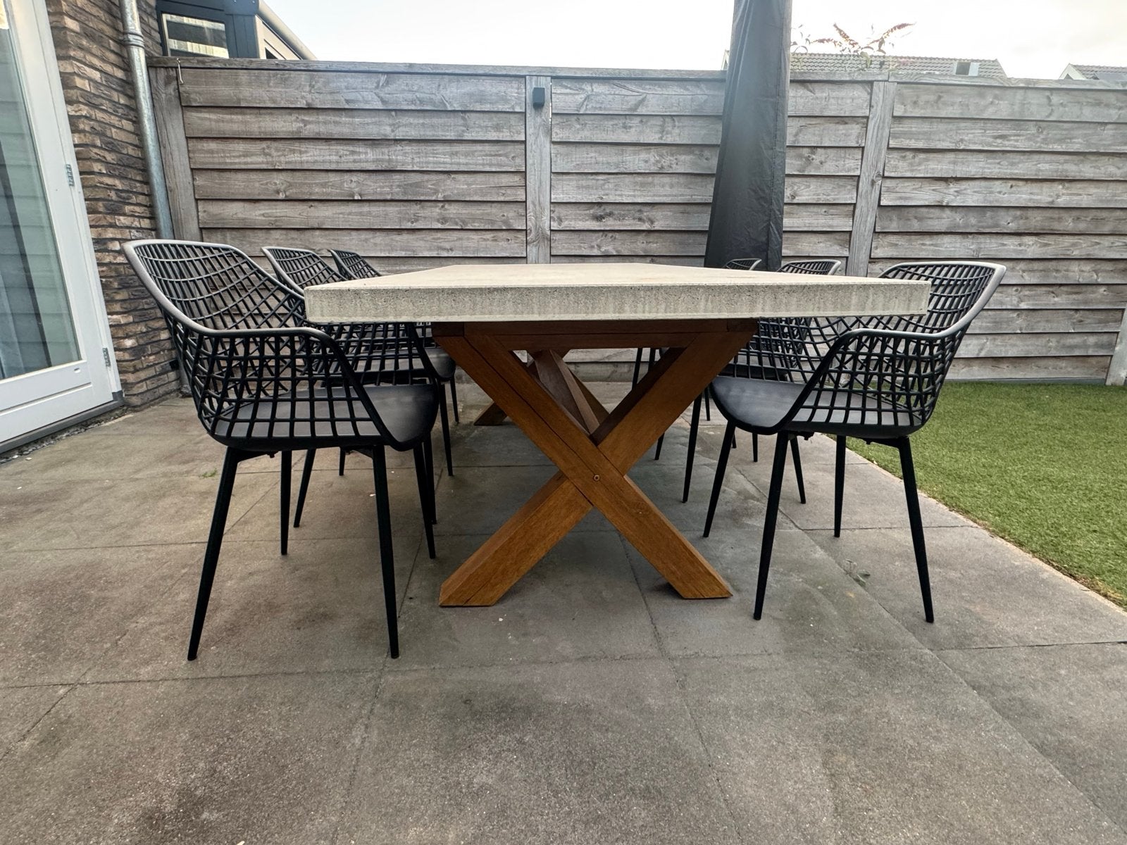Robuuste tuintafel met betonnen blad en houten onderstel, Ophalen, Gebruikt, Rechthoekig, Hout